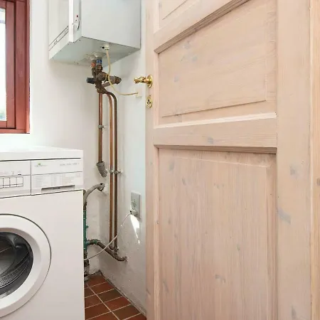 Three-bedroom Holiday In 27 *