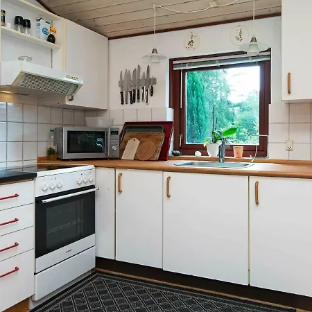 Three-bedroom Holiday In 27 *